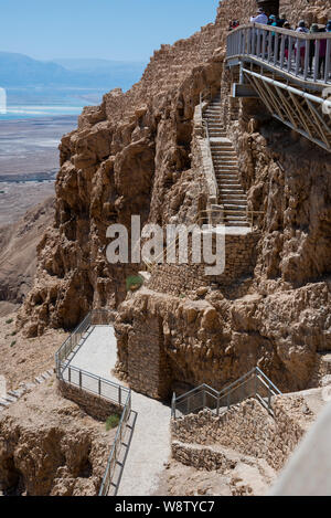 Israele, Masada Parco Nazionale di aka Massada. Passaggio pedonale vicino alla funivia di uscita e percorso di serpente cancello al vertice. Foto Stock