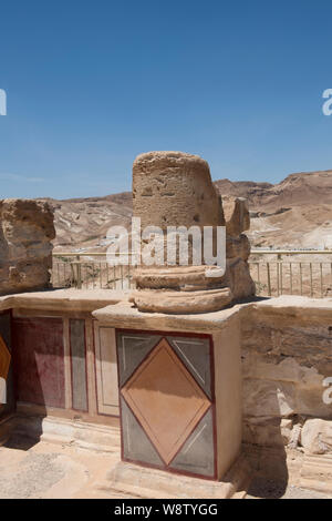Israele, Masada Parco Nazionale di aka Massada. Il Palazzo di nord aka erode il luogo, scogliera periodo erodiano gemma architettonica, c. 37 A.C. al 4 A.C. Foto Stock