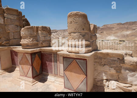 Israele, Masada Parco Nazionale di aka Massada. Il Palazzo di nord aka erode il luogo, scogliera periodo erodiano gemma architettonica, c. 37 A.C. al 4 A.C. Foto Stock