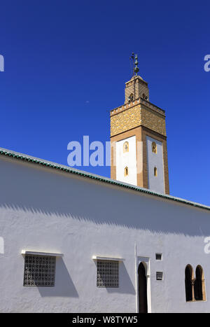 Rabat, Marocco. Il XVIII secolo, la Moschea Ahl Fas minarete. Noto anche come il palazzo reale di una moschea. Cielo blu, spazio per il testo. Foto Stock