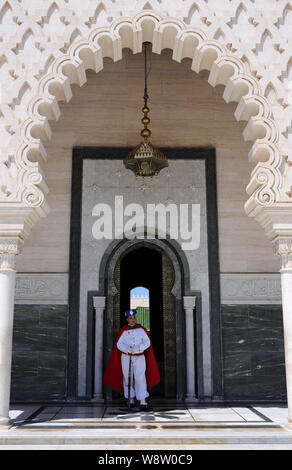 Rabat, Marocco - 25 giugno 2019. Guardia Reale di sentinella presso il Mausoleo di Mohammed V, Rabat più visitati icona. Patrimonio Mondiale dell'UNESCO. Foto Stock