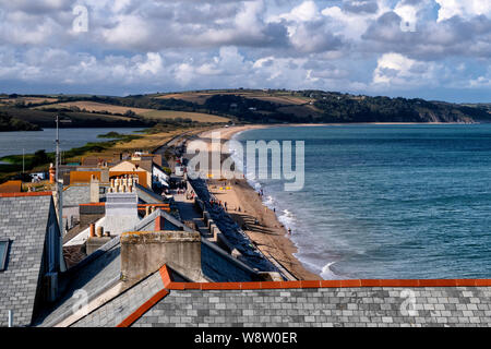 Il villaggio di Torcross con il mare sulla destra e il dolce di Slapton Ley sulla sinistra del South Devon, in Inghilterra, Regno Unito Foto Stock