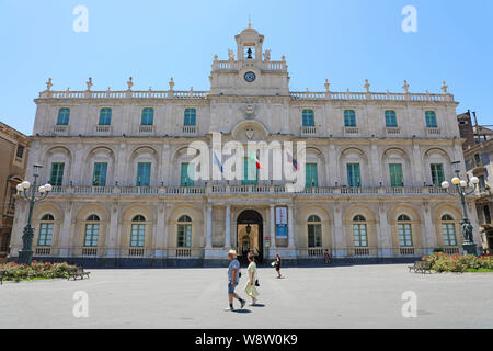 CATANIA, SICILIA - Giugno 19, 2019: edificio storico della più antica università della Sicilia, con la gente del luogo. Il suo soprannome accademico Sicul Foto Stock