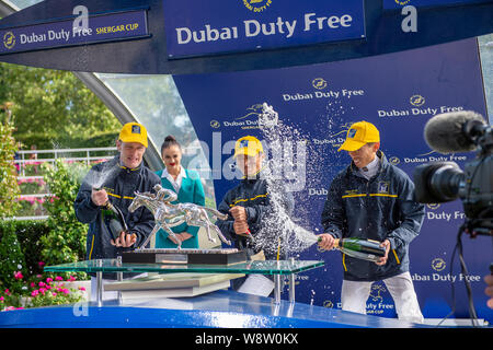 Ascot, Regno Unito. 10 Agosto, 2019. Fantini Yuga Kawada, Vincent Ho Chak-Yiu e Mark Zahra vincere il Dubai Duty Free Shergar Cup per il "resto del mondo team'. La gara è un unica i punti in base alla concorrenza dove 12 del mondo's top fantini competere in quattro squadre su quattro gare. Le squadre sono in Gran Bretagna e in Irlanda, le ragazze, in Europa e nel resto del mondo. Credito: Maureen McLean/Alamy Foto Stock