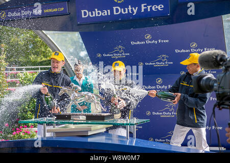 Ascot, Regno Unito. 10 Agosto, 2019. Fantini Yuga Kawada, Vincent Ho Chak-Yiu e Mark Zahra vincere il Dubai Duty Free Shergar Cup per il "resto del mondo team'. La gara è un unica i punti in base alla concorrenza dove 12 del mondo's top fantini competere in quattro squadre su quattro gare. Le squadre sono in Gran Bretagna e in Irlanda, le ragazze, in Europa e nel resto del mondo. Credito: Maureen McLean/Alamy Foto Stock