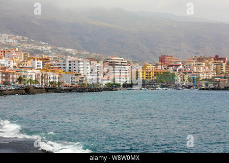 Oceano atlantico a riva in Candelaria, isola di Tenerife, Spagna Foto Stock