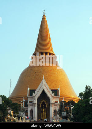 Phra Pathom Chedi, Nakhon Pathom, Thailandia, Asia Foto Stock