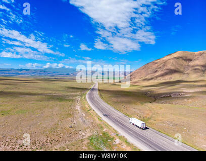 Vista aerea della strada che conduce a Dogubayazit da Igdir. Altopiano intorno al monte Ararat, montagne e colline. La Turchia orientale al confine con l'Armenia Foto Stock