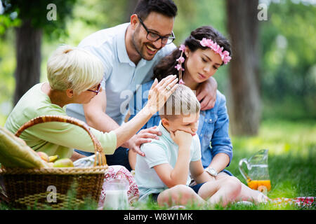 Famiglia consolante piccolo figlio testardo e la gestione delle emozioni Foto Stock