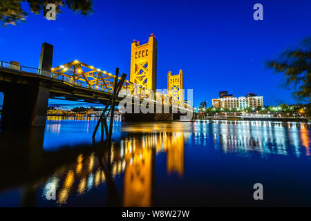 West Sacramento il Tower Bridge al Blue ora Foto Stock