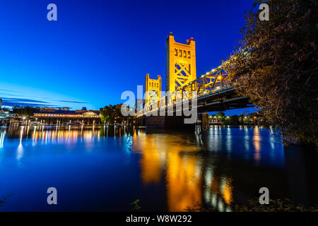 West Sacramento il Tower Bridge al Blue ora Foto Stock