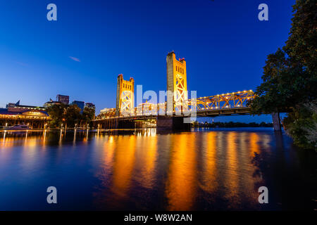 West Sacramento il Tower Bridge al Blue ora Foto Stock