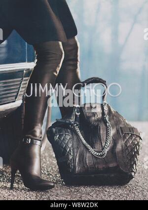 Poster pubblicitario Jimmy Choo casa di calzature moda in rivista da 2013 anni, pubblicità creativa Jimmy Choo 2010s pubblicità Foto Stock