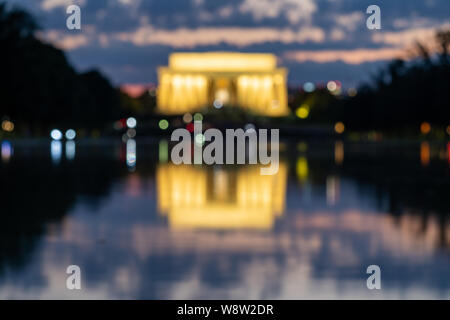 Intenzionalmente sfocate, foto astratte del Lincoln Memorial in DC, con piscina riflettente di notte. Utile per gli sfondi Foto Stock