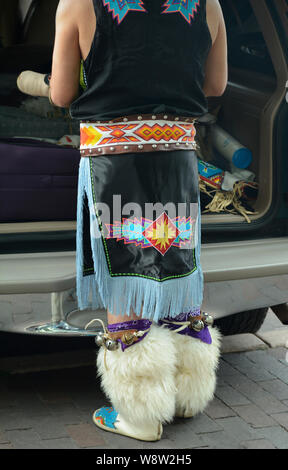 Native American ballerini da Taos Pueblo nel Nuovo Messico prepararsi ad eseguire in Santa Fe, New Mexico Foto Stock