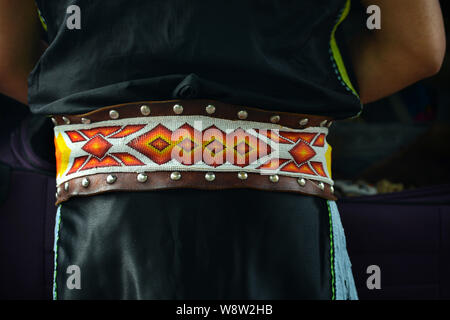 Native American ballerini da Taos Pueblo nel Nuovo Messico prepararsi ad eseguire in Santa Fe, New Mexico Foto Stock