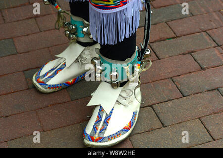 Native American ballerini da Taos Pueblo nel Nuovo Messico prepararsi ad eseguire in Santa Fe, New Mexico Foto Stock