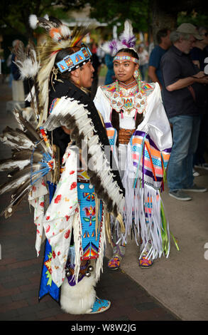 Native American ballerini da Taos Pueblo nel Nuovo Messico prepararsi ad eseguire in corrispondenza di un evento culturale a Santa Fe, New Mexico Foto Stock