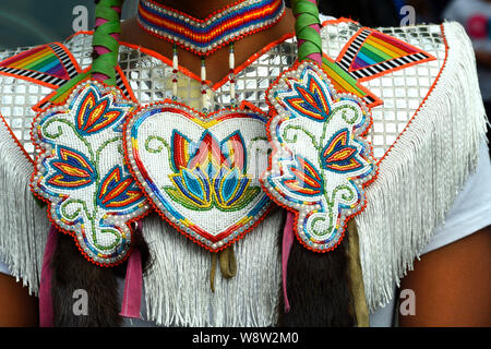 Native American ballerini da Taos Pueblo nel Nuovo Messico prepararsi ad eseguire in Santa Fe, New Mexico Foto Stock