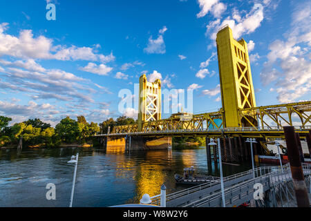 La mattina presto dal Tower Bridge Foto Stock