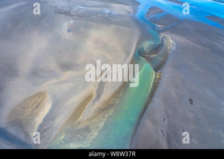 Antenna fuco vista di un enorme riverbed e delta, glaciale sistema fluviale trasportano depositi dal ghiacciaio Vatnajokull,Islanda Foto Stock