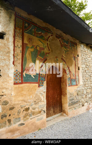 Sant Joan de Boí ingresso della chiesa romanica con dipinti che mostra una teofania (Bohí valley, Alta Ribagorza, Lleida, Pirenei, Catalogna, Spagna) Foto Stock