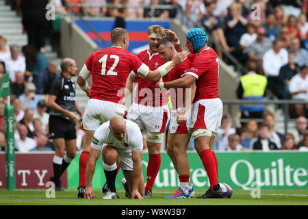 Londra, Regno Unito. 11 Ago, 2019. Gareth Davies del Galles Credito: festeggia con i compagni di squadra dopo il punteggio di una prova. Inghilterra e Galles, Quilter internazionali di rugby a Twickenham Stadium di Londra domenica 11 agosto 2019. Si prega di notare che le immagini sono per solo uso editoriale. pic da Andrew Orchard/Andrew Orchard fotografia sportiva /Alamy Live News Foto Stock