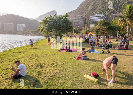 Rio de Janeiro, Brasile - 11 agosto 2019: persone rilassarsi e trascorrere il tempo all'aperto su una soleggiata domenica pomeriggio a Lagoa Rodrigo de Freitas. Foto Stock