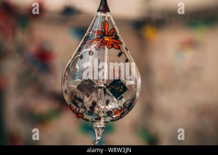 Primo piano di un ornamento decorato in vetro la forma di una lampadina Foto Stock