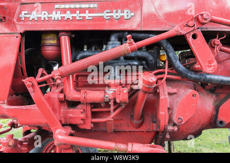 Close-up del vecchio dipinto di rosso McCormick Farmall Cub motore del trattore Foto Stock