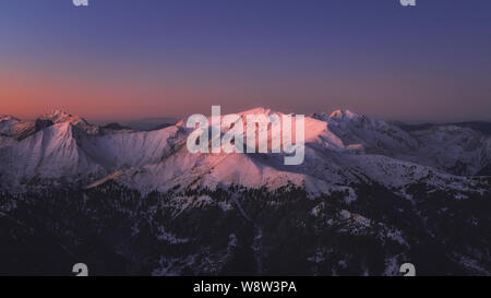 Sunrise alpino sul Agrafa innevate montagne Foto Stock