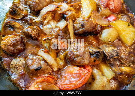 Close up di salsiccia casalinga casseruola nella pirofila da forno Foto Stock