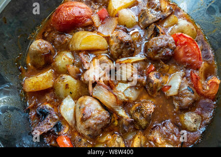 Close up di salsiccia casalinga casseruola nella pirofila da forno Foto Stock