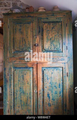 Vecchio verde turchese afflitto armadio in legno in stile rustico cucina all'interno di una vecchia casa ristrutturata nel 1650s. Foto Stock