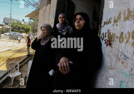 I parenti dei militanti palestinesi piangono durante il corteo funebre.Marwan Nasser, un combattente palestinese è stato sparato dai soldati israeliani alla frontiera Gaza. I medici palestinesi ha detto il fighter è stato ucciso a nord della Striscia di Gaza. È stato il secondo incidente dal 10 agosto, quando le truppe israeliane ucciso quattro palestinesi combattenti che ha tentato di attraversare la frontiera volatile nella parte orientale della striscia di Gaza. Foto Stock