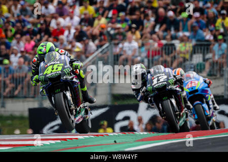 Monster Energy Yamaha MotoGP il pilota italiano Valentino Rossi (L), Monster Energy Yamaha MotoGP il pilota spagnolo MAVERICK VINALES (C) e il Team Suzuki Ecstar il pilota spagnolo Alex Rins (R) competere durante l'austriaco MotoGP Grand Prix gara. Foto Stock