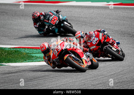 Il Repsol Honda Team il pilota spagnolo Marc Marquez (93), il Team Ducati del pilota italiano Andrea Dovizioso (4) e Petronas Yamaha SRT il pilota francese Fabio Quartararo (20) competere durante l'austriaco MotoGP Grand Prix gara. Foto Stock