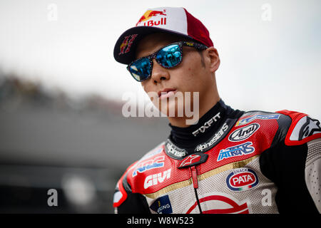 LCR Honda pilota giapponese Takaaki Nakagami guarda come egli ha posti a sedere sulla sua moto sulla griglia di partenza prima della MotoGP austriaco Grand Prix gara. Foto Stock