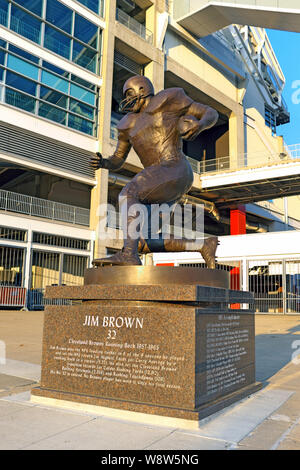 Una statua in bronzo del giocatore della NFL Jim Brown ha abbellito la plaza al di fuori dello stadio FirstEnergy sin dalla sua inaugurazione nel 2016 a Cleveland, Ohio, Stati Uniti. Foto Stock