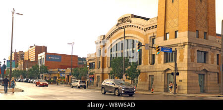 West 25th in Ohio città quartiere di Cleveland, Ohio, Stati Uniti d'America è ancorata dalla storica sul lato ovest del mercato. Foto Stock