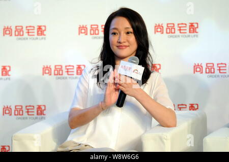 Attrice cinese Zhou Xun partecipa ad un evento di beneficenza da Shangpin mobili in Cina, 31 agosto 2014. Foto Stock