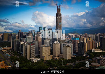 Vista del Ping Un Centro finanziario internazionale (IFC) Torre in costruzione, più alti e altri grattacieli e edifici ad alta a Shenzhen ci Foto Stock