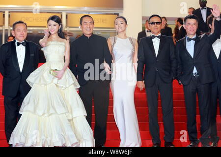 (Dalla seconda a sinistra) attrice cinese Zhang Huiwen, direttore Zhang Yimou, attrice Gong Li, attore Chen Daoming e produttore Zhang Zhao pongono a premiere Foto Stock