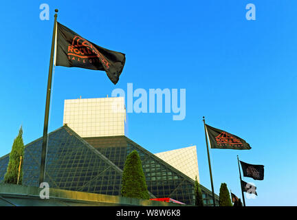 Bandiere volare al di fuori del Rock and Roll Hall of Fame e il Museo di Cleveland, Ohio, USA. Foto Stock