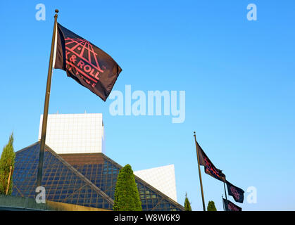 Bandiere volare al di fuori del Rock and Roll Hall of Fame e il Museo di Cleveland, Ohio, USA. Foto Stock