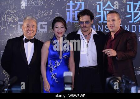 Attore americano Johnny Depp, seconda a destra, pone sul tappeto rosso come egli arriva per una Premiere per il suo film, trascendenza, a Pechino, in Cina, 31 Mar Foto Stock