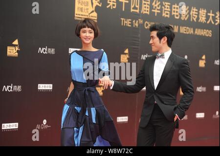 Attrice cinese Zhang Xinyi, sinistra, Hong Kong cantante e attore Aarif Lee arrivano sul tappeto rosso per la XIV Film cinese Media Awards di Pechino, Ch Foto Stock