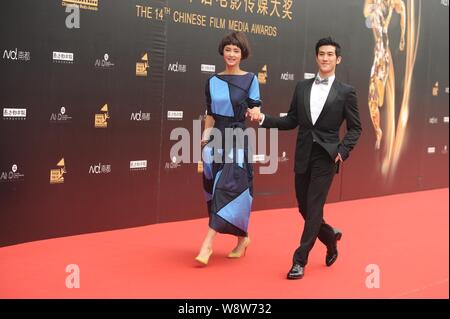 Attrice cinese Zhang Xinyi, sinistra, Hong Kong cantante e attore Aarif Lee arrivano sul tappeto rosso per la XIV Film cinese Media Awards di Pechino, Ch Foto Stock