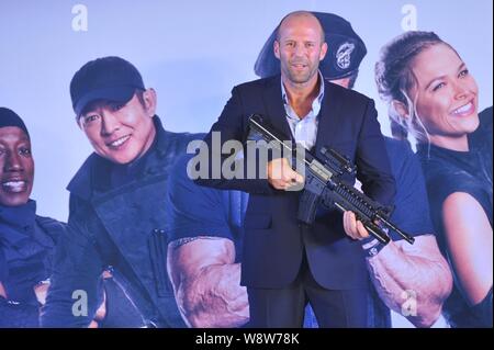 Attore britannico Jason Statham pone durante una conferenza stampa per il suo nuovo film, le parti soggette a usura 3, a Pechino, Cina, 1 agosto 2014. Foto Stock