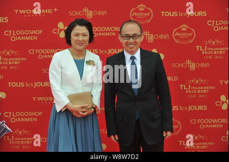 --FILE--Zhang Xin, sinistra, co-fondatore e co-CEO di SOHO Cina e il marito Pan Shiyi, co-fondatore, Presidente e co-CEO di SOHO Cina, si pone come un Foto Stock